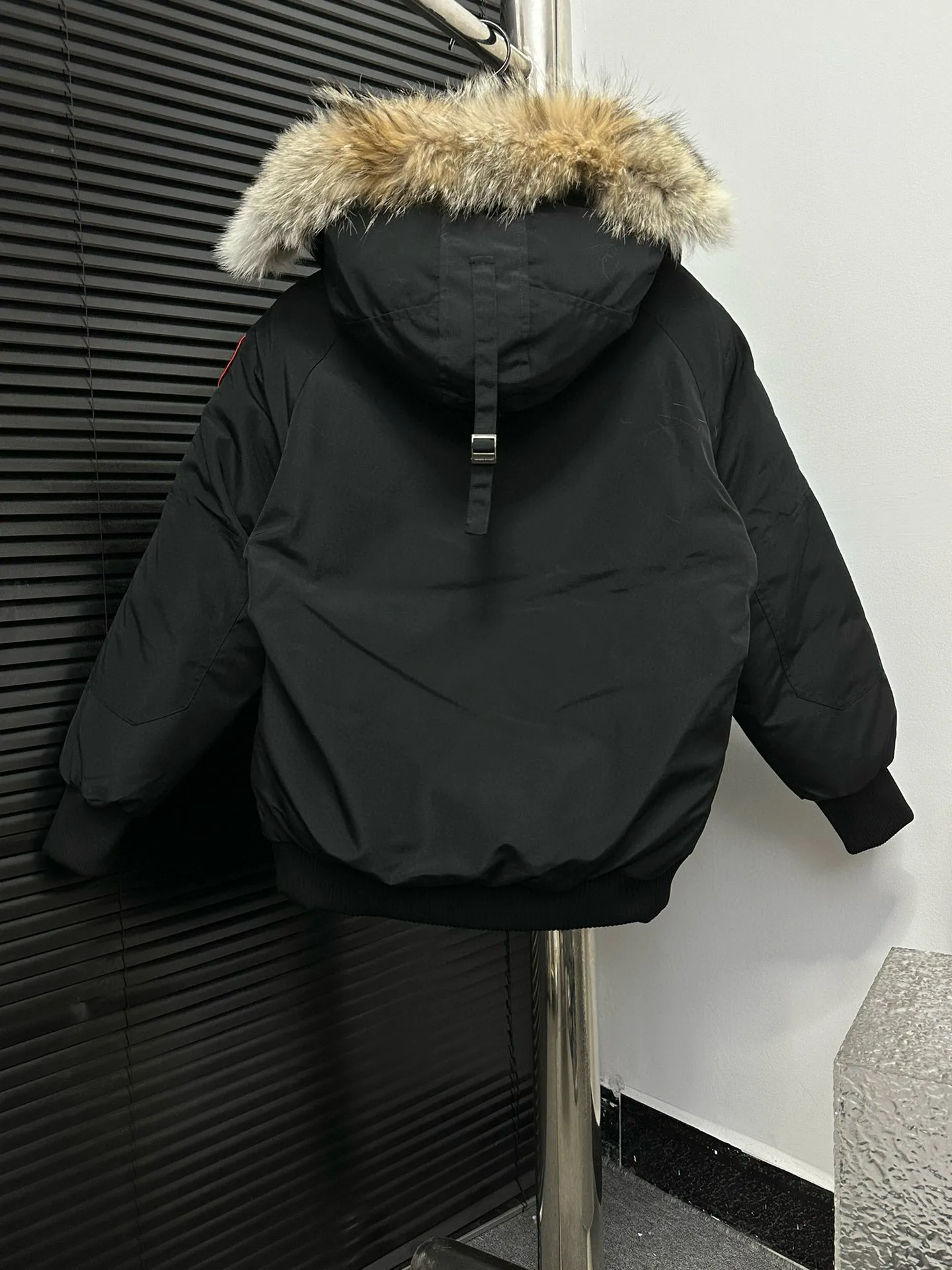 P780 [Canada goose] 01 Exdition Parka Down Jacket for Couples. Genuine original version. You need to compare with the genuine product at any time. All accessories are custom-made from the original factory. 💯The softness and hardness of the fabric is compared with the original one. It can be restored by kneading at will (fabric misunderstanding: fabrics with high hardness are not waterproof. Only those who buy the latest authentic version this year will notice the softness and comfort of the fabric) 💯The down is synchronized with the genuine white duck down, fluffy and not lumpy. Electronically controlled velvet filling machine 💯Customized zippers with genuine YKK military-grade copper core zipper pullers, high hardness and no jamming 💯The fur collar is purchased from Western Canada coyote skin original customization 💯All workmanship and wiring are controlled by workers with more than ten years of service. They must be horizontal and vertical, and are not crooked. The inner wiring density is more sophisticated. Feel free to compare 💯label, collar label, washed label, hangtag, zipper rope, pocket label Back label, collar velvet, Velcro fasteners, cuffs, all details are updated simultaneously with the original product. The best version, the most complete colors, battle all kinds of worldly goods, sizes: XS-XXL